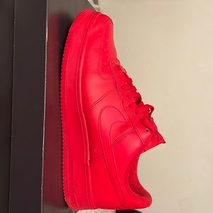 Nike red air forces in a size 9 in very good condition at a very low price.